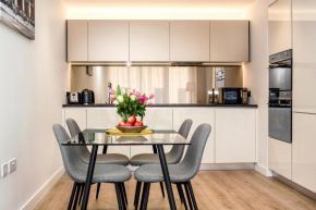 Silver Apartment Kew Bridge London